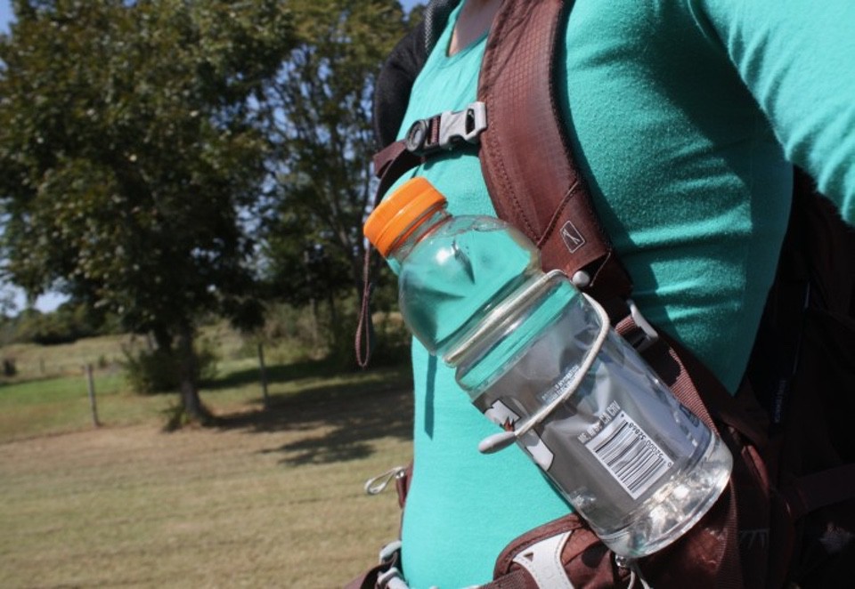 5 Easy Ways to Attach a Water Bottle to Your Backpack Strap