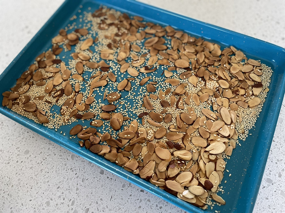 Toasted sesame seeds & almonds