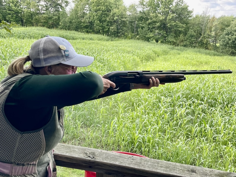 Maggie Kelch shooting syren L4S shotgun